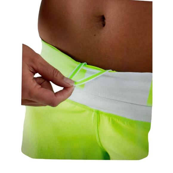 Lululemon Groovy Run Shorts Zippy Green Womens Sz 6 Zip Pocket Stretch Logo - Picture 9 of 9